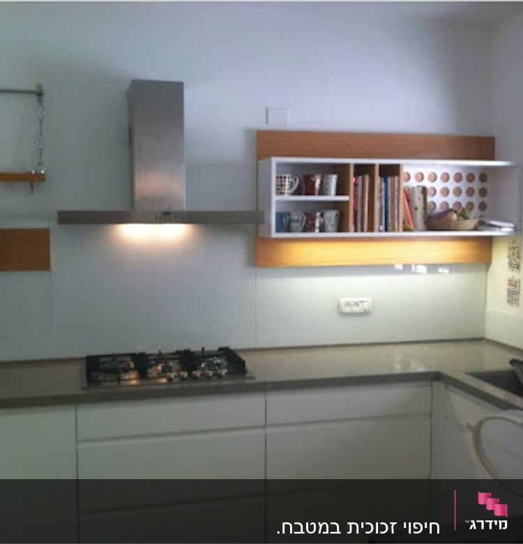 כוסות זכוכית על מדף במטבח מודרני